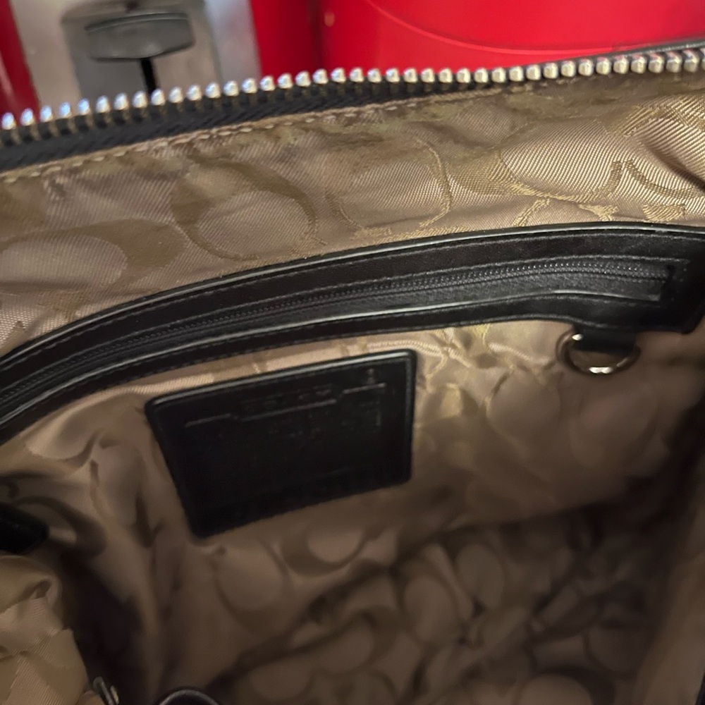 Coach Black Leather Shoulder Bag with Sleek Design - Picture 6 of 7